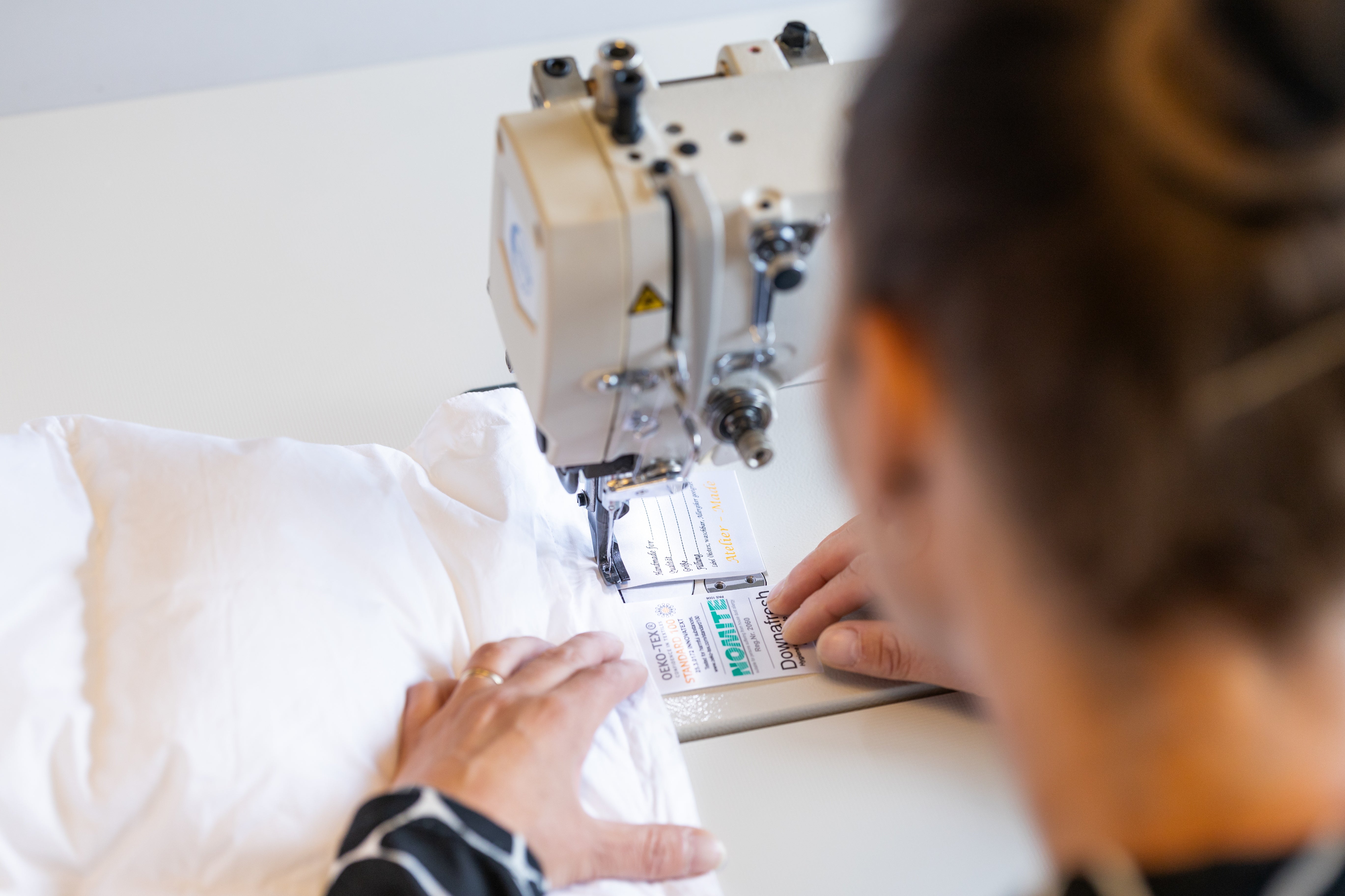 Waarom wordt elk dekbed van bestedonzendekbed.nl op naam afgewerkt?