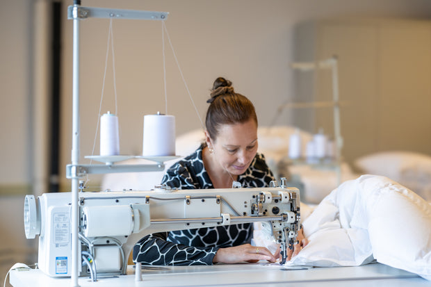 <h2>Natuurlijk verkregen dons,</h2><h2>zonder levend pluk.</h2>