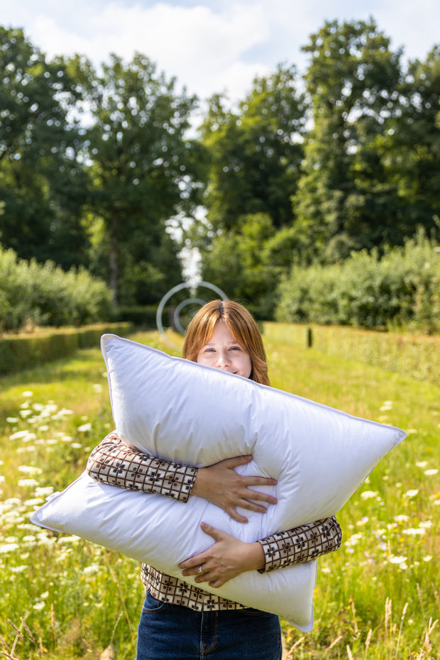 <p>COMFORTABEL ALS EEN WOLKJE</p><h2><strong>Donzen hoofdkussens.</strong></h2>